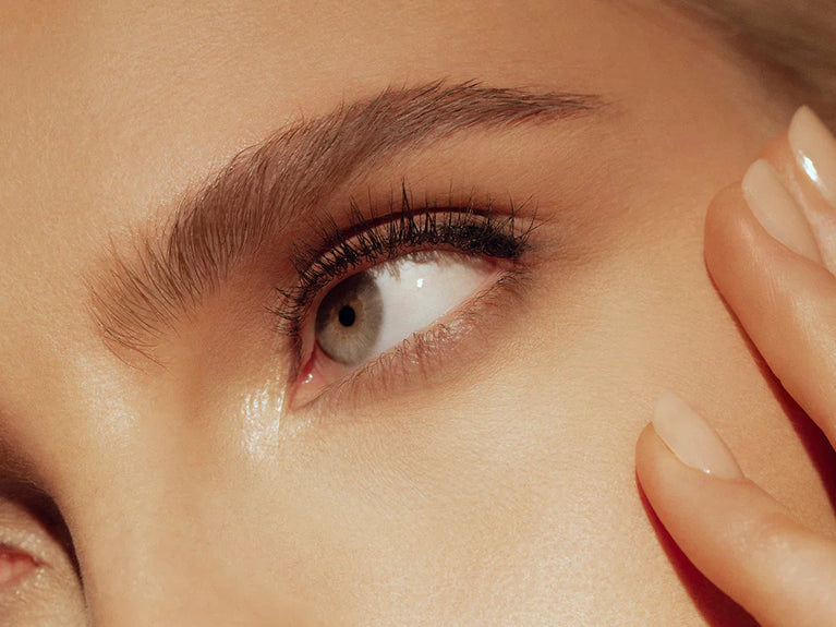 THIS IS THE BEST PRODUCT TO LOCK BROWS IN PLACE